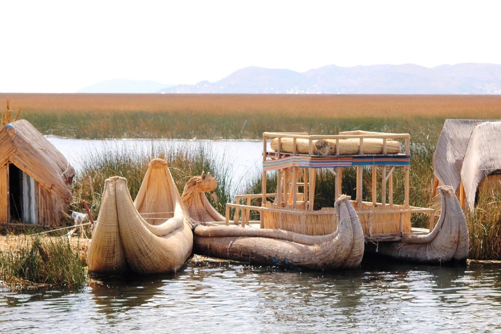 Les Îles flottantes de Uros au Pérou : un voyage extraordinaire